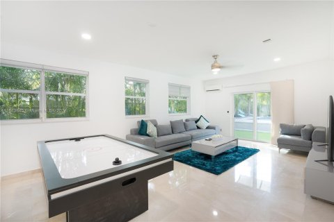 House in North Miami Beach, Florida 4 bedrooms, 203.46 sq.m. № 1396964 - photo 21