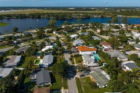 House in Lake Worth, Florida 3 bedrooms, 156.63 sq.m. № 1121185 - photo 13