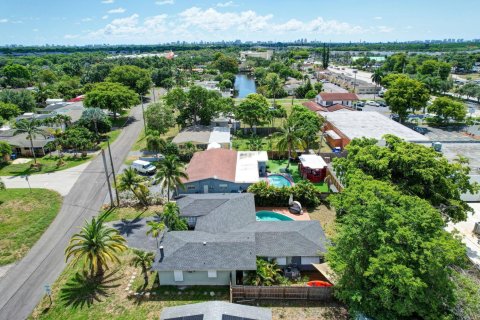 House in Oakland Park, Florida 4 bedrooms, 141.21 sq.m. № 1207792 - photo 3