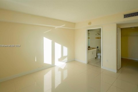 Condo in Miami, Florida, 2 bedrooms  № 1377062 - photo 11