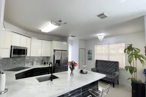 House in Miami, Florida 4 bedrooms, 220.36 sq.m. № 1377060 - photo 13