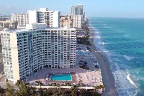 Condo in Hallandale Beach, Florida, 1 bedroom  № 1397776 - photo 1