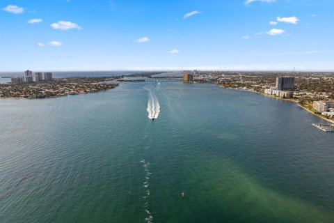 Condo in North Palm Beach, Florida, 1 bedroom  № 1146093 - photo 1