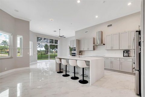 House in Weston, Florida 5 bedrooms, 285.21 sq.m. № 1233665 - photo 6