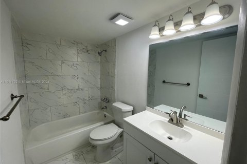 Condo in Miami, Florida, 1 bedroom  № 1233710 - photo 11