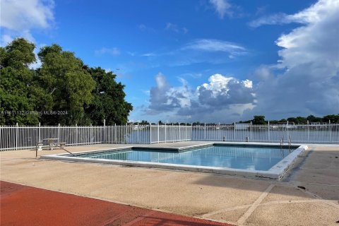 Condo in Miami, Florida, 1 bedroom  № 1233710 - photo 22