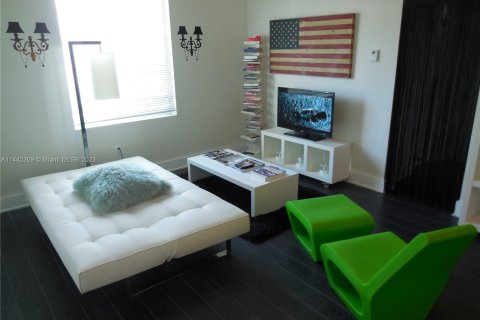 Condo in Miami Beach, Florida, 1 bedroom  № 685974 - photo 1