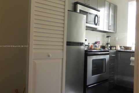 Condo in Miami Beach, Florida, 1 bedroom  № 685974 - photo 12