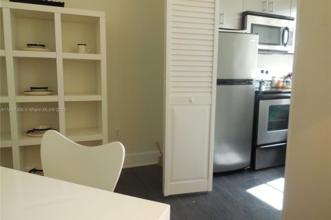 Condo in Miami Beach, Florida, 1 bedroom  № 685974 - photo 11