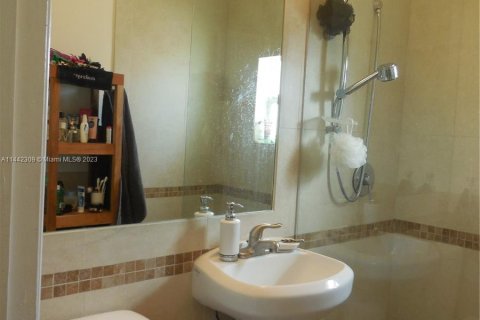 Condo in Miami Beach, Florida, 1 bedroom  № 685974 - photo 10