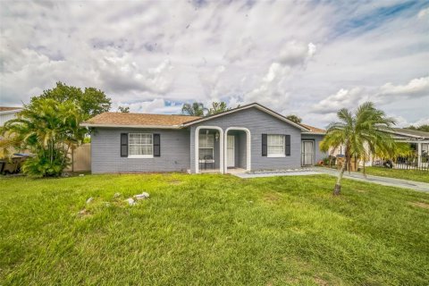 House in Kissimmee, Florida 4 bedrooms, 126.81 sq.m. № 1366565 - photo 1