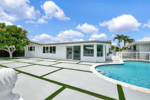 House in Miami, Florida 4 bedrooms, 281.22 sq.m. № 1209553 - photo 8