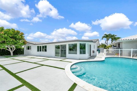 House in Miami, Florida 4 bedrooms, 281.22 sq.m. № 1209553 - photo 7