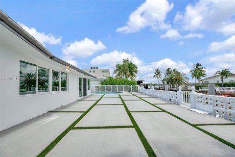 House in Miami, Florida 4 bedrooms, 281.22 sq.m. № 1209553 - photo 14