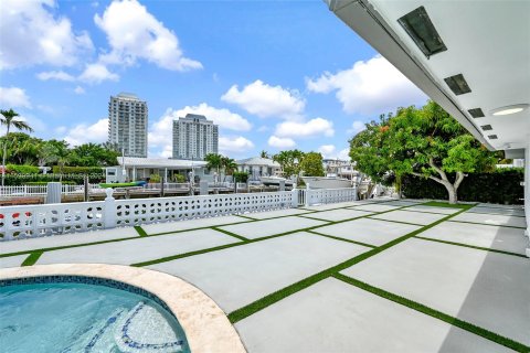 House in Miami, Florida 4 bedrooms, 281.22 sq.m. № 1209553 - photo 9