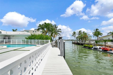 House in Miami, Florida 4 bedrooms, 281.22 sq.m. № 1209553 - photo 12