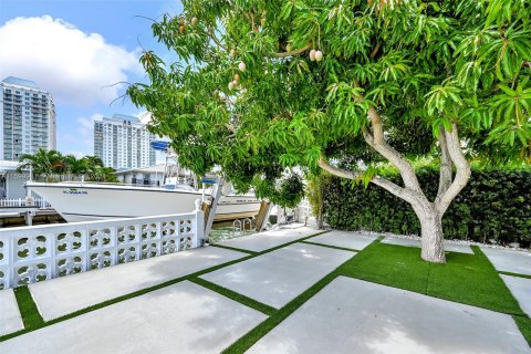 House in Miami, Florida 4 bedrooms, 281.22 sq.m. № 1209553 - photo 15