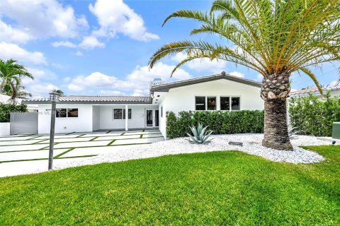 House in Miami, Florida 4 bedrooms, 281.22 sq.m. № 1209553 - photo 1