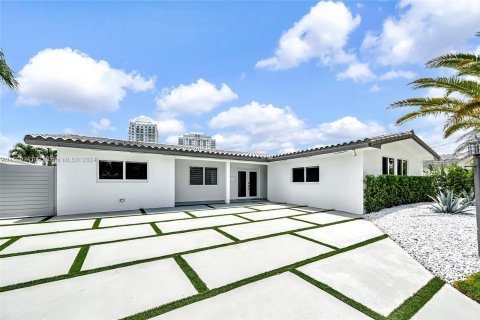 House in Miami, Florida 4 bedrooms, 281.22 sq.m. № 1209553 - photo 2