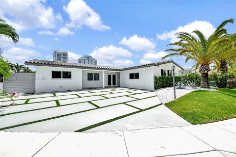 House in Miami, Florida 4 bedrooms, 281.22 sq.m. № 1209553 - photo 4