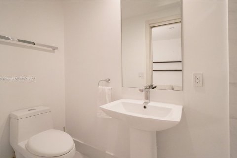 Condo in Miami, Florida, 1 bedroom  № 9737 - photo 20