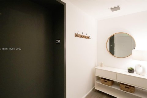 Condo in Miami, Florida, 1 bedroom  № 9737 - photo 5