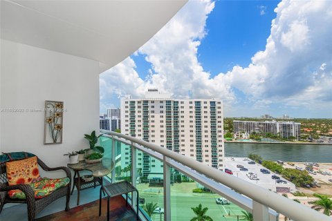 Condo in Hollywood, Florida, 1 bedroom  № 1365571 - photo 23