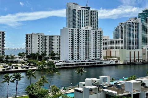 Apartamento en alquiler en Hallandale Beach, Florida, 1 dormitorio, 85.01 m2 № 1365619 - foto 1