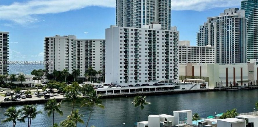 Apartment in Hallandale Beach, Florida 1 bedroom, 85.01 sq.m. № 1365619