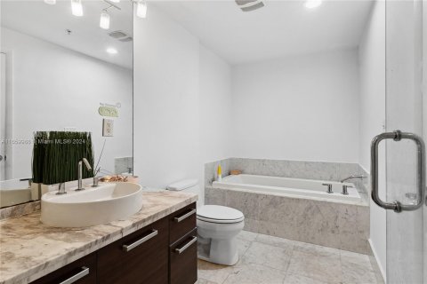 Condo in Miami, Florida, 1 bedroom  № 1365569 - photo 11