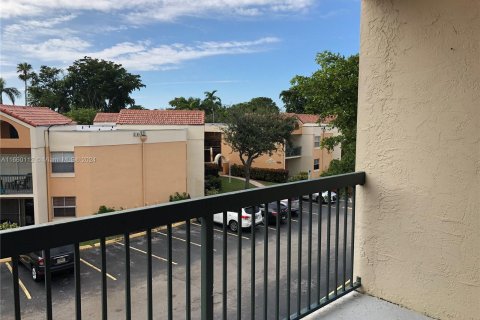 Condo in Hialeah, Florida, 2 bedrooms  № 1365621 - photo 11