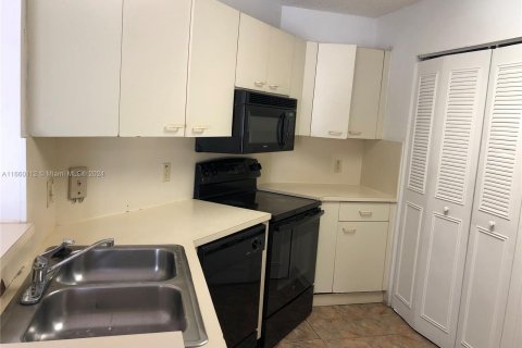 Condo in Hialeah, Florida, 2 bedrooms  № 1365621 - photo 7