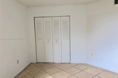 Condo in Hialeah, Florida, 2 bedrooms  № 1365621 - photo 15