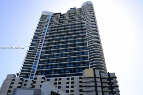 Condominio en alquiler en Miami, Florida, 1 dormitorio, 72.93 m2 № 1365620 - foto 14