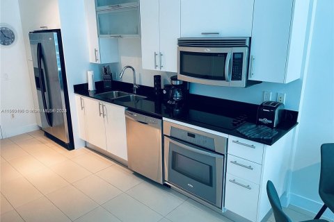 Condominio en alquiler en Miami, Florida, 1 dormitorio, 72.93 m2 № 1365620 - foto 3