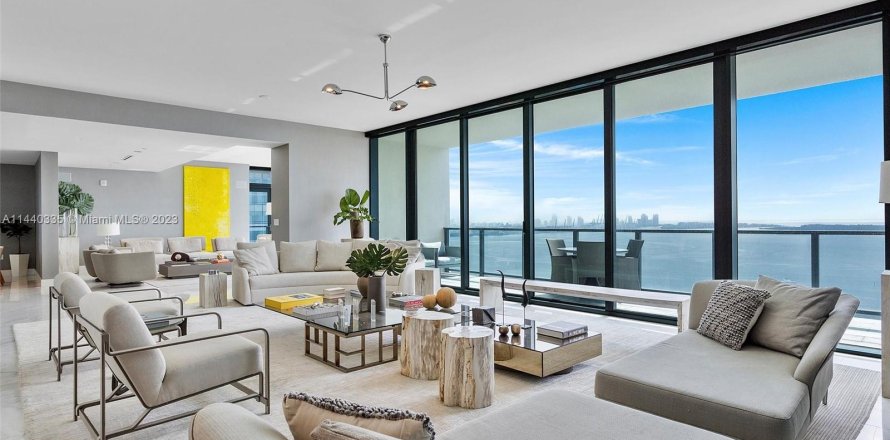 Condominio en Miami, Florida, 3 dormitorios  № 688173