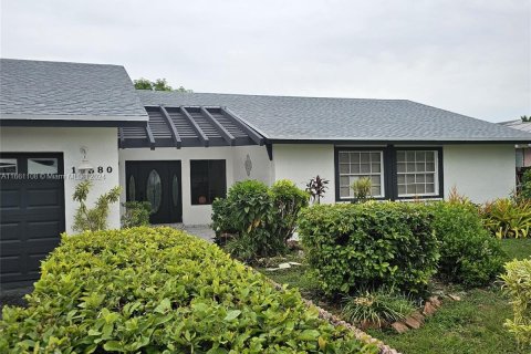 House in Miami, Florida 4 bedrooms, 168.99 sq.m. № 1367407 - photo 1