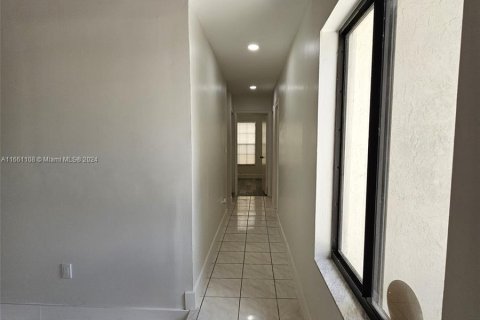 Casa en alquiler en Miami, Florida, 4 dormitorios, 168.99 m2 № 1367407 - foto 18