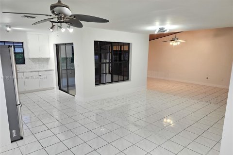 Villa ou maison à louer à Miami, Floride: 4 chambres, 168.99 m2 № 1367407 - photo 5