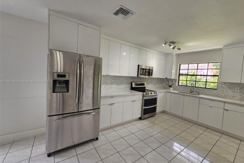 Villa ou maison à louer à Miami, Floride: 4 chambres, 168.99 m2 № 1367407 - photo 15