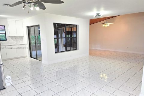 Villa ou maison à louer à Miami, Floride: 4 chambres, 168.99 m2 № 1367407 - photo 13