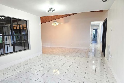 Villa ou maison à louer à Miami, Floride: 4 chambres, 168.99 m2 № 1367407 - photo 12