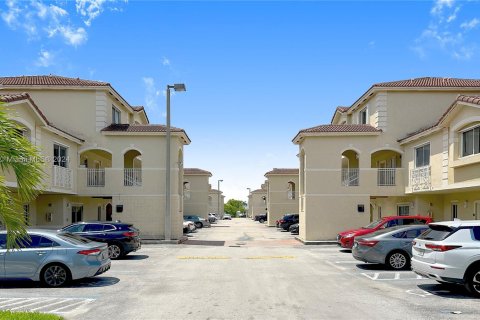 Condo in Miami, Florida, 2 bedrooms  № 1367360 - photo 1