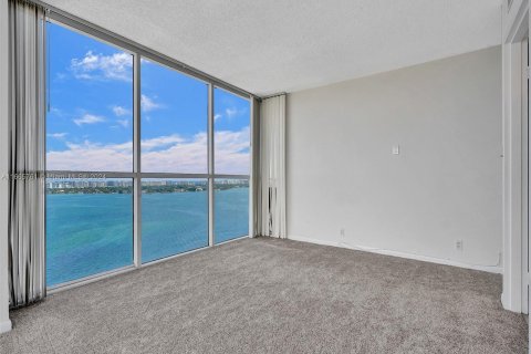 Condo in North Bay Village, Florida, 3 bedrooms  № 1378781 - photo 19