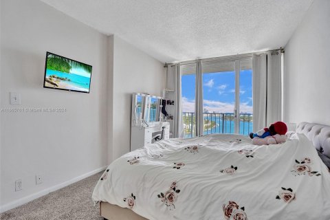 Condo in North Bay Village, Florida, 3 bedrooms  № 1378781 - photo 10