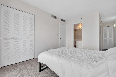 Condo in North Bay Village, Florida, 3 bedrooms  № 1378781 - photo 27