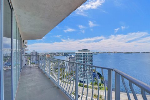 Condo in North Bay Village, Florida, 3 bedrooms  № 1378781 - photo 2