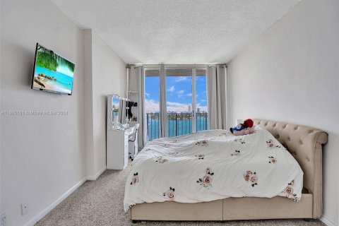 Condo in North Bay Village, Florida, 3 bedrooms  № 1378781 - photo 13