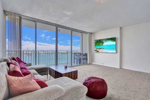 Condo in North Bay Village, Florida, 3 bedrooms  № 1378781 - photo 3