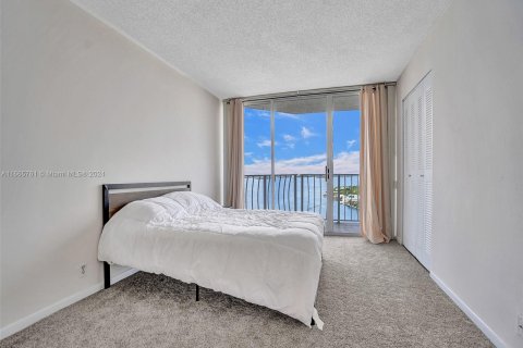 Condo in North Bay Village, Florida, 3 bedrooms  № 1378781 - photo 24